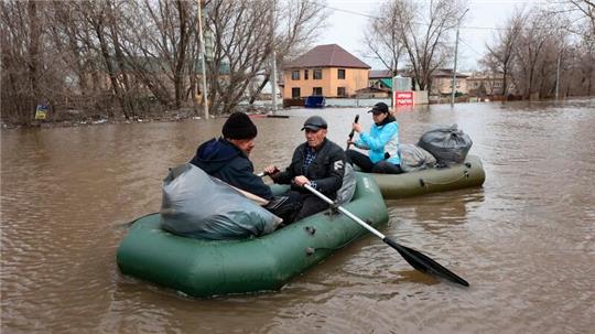 Die Überschwemmungen lösten die Evakuierung Tausender Menschen in der Region Orenburg aus, die etwa 1200 Kilometer südöstlich der Hauptstadt Moskau liegt.