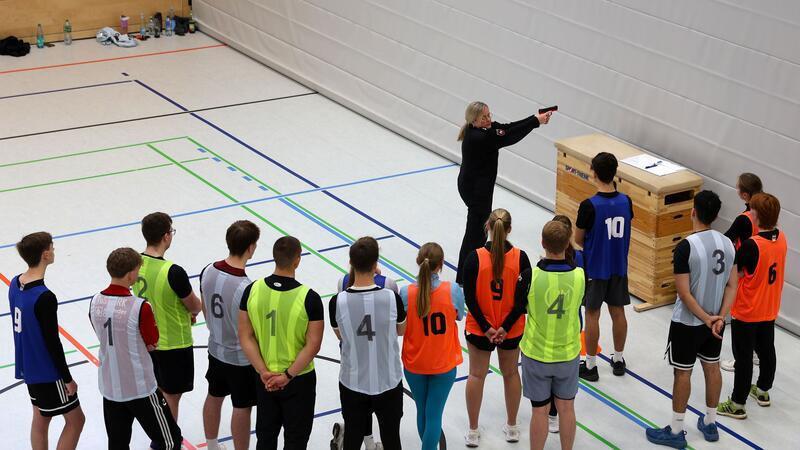 Die Übung an der Waffenattrappe soll sicherstellen, dass jede und jeder mit dem Finger an den Abzug heranreicht.