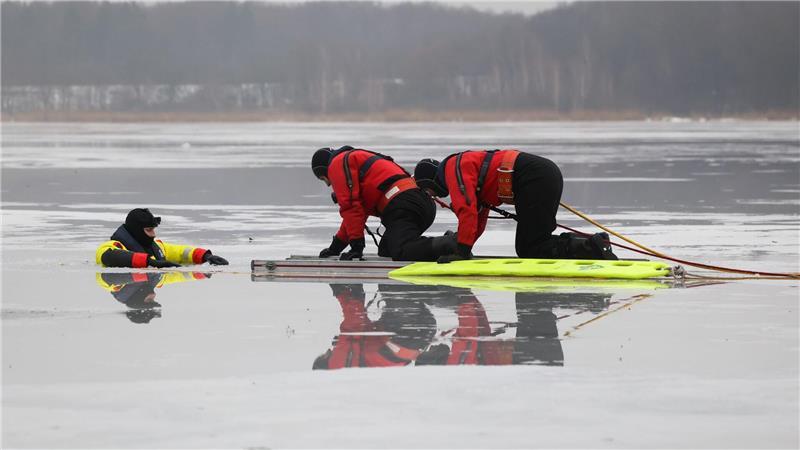 Die Übung habe ihm Spaß gemacht, sagt der mit einem Trockenanzug ins Eis eingebrochene Feuerwehrmann Jannis Greve.