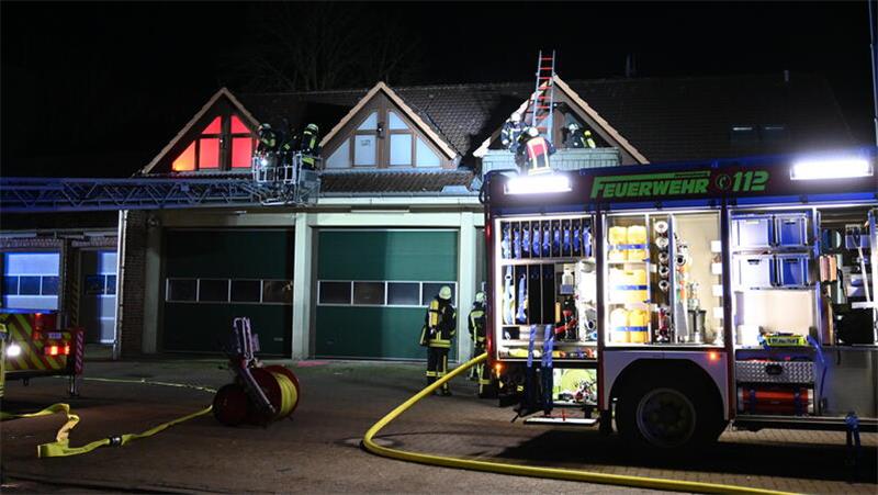 Fettexplosion: Großeinsatz in Horneburg Die Übung wurde im alten Gerätehaus durchgeführt. Das Gebäude steht leer und soll noch im Laufe des Jahres abgerissen werden.