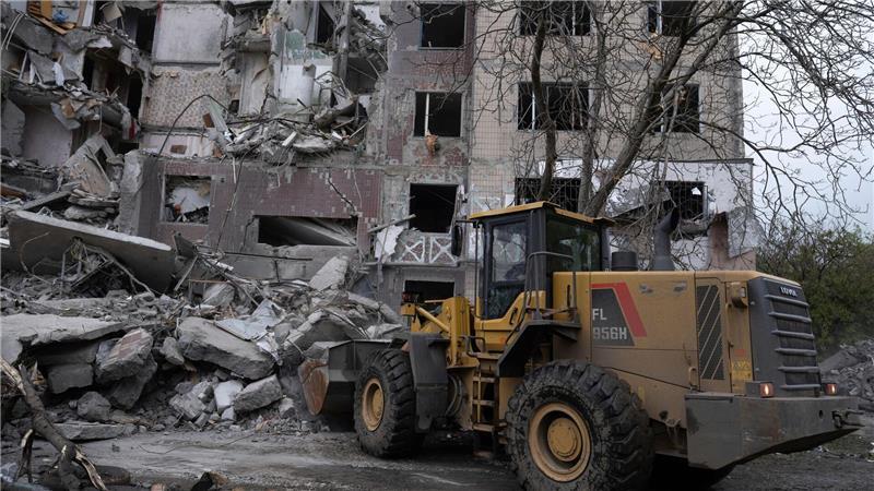 Die Ukraine beklagt auch nach dem Start einer von Moskau angekündigten dreitägigen Waffenruhe Angriffe von russischer Seite.