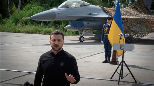 Die Ukraine hat zwar aus den USA F-16-Bomber - wie auf dem Bild zu sehen - erhalten, nutzt aber weiterhin auch sowjetische Kampfbomber wie die Su-24 zur Abwehr russischer Attacken. (Symbolbild/Archiv)
