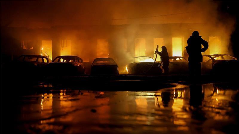 Die Ukraine leidet weiter: Rettungskräfte löschen brennende Autos, die durch einen russischen Drohnenangriff im ukrainischen Saporischschja zerstört wurden.