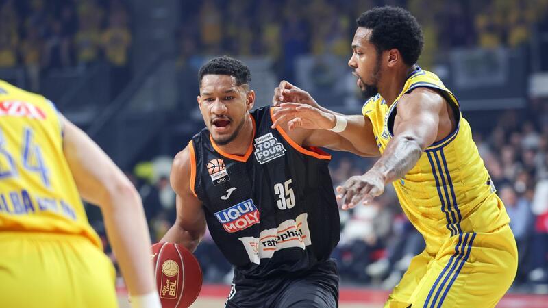 Bayern und Ulm stehen im Pokal-Finale Die Ulmer um Karim Jallow (l) setzten sich gegen Alba durch.