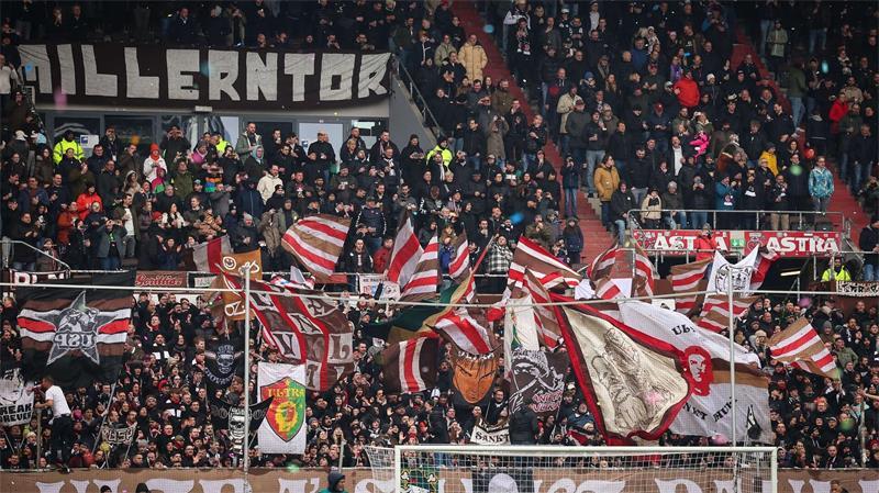Die Ultra-Gruppe des FC St. Pauli bei einem Spiel im Millerntor-Stadion (Archivbild). 
