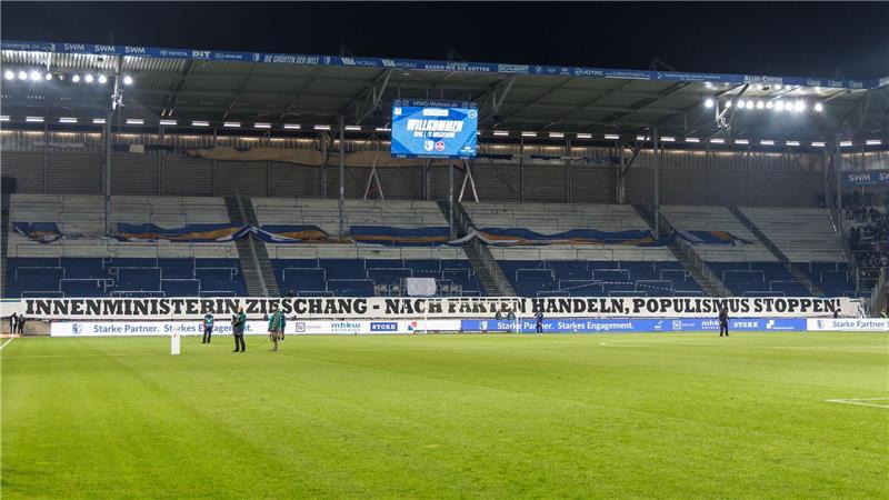 Die Ultras beider Seiten blieben die ersten zwölf Minuten vor dem Stadion.