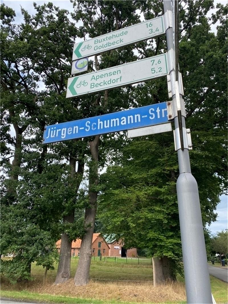 Die Umbenennung der Apfelsinenstraße in Jürgen-Schumann-Straße stieß damals nicht bei allen Anwohnern auf Wohlwollen. Foto: Lepél