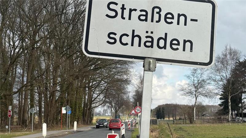 Die Umgehungsstraße für die Sanierungsmaßnahme L124 braucht selbst Hilfe: Straßenschäden an der Strecke vor Kakerbeck in Richtung Hollenbeck haben für Tempo 50 und seitliche Absperrungen gesorgt.