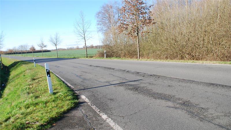 Straßen marode: Apensen muss 3,9 Millionen Euro in Sanierung investieren Die Umgehungsstraße von Apensen weist gravierende Schäden auf.