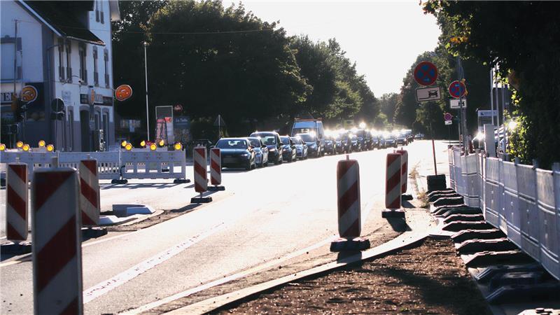 Die Umrisse der „Nase“ sind am Ortseingang Düdenbüttel fertig, die Bordsteine gesetzt. Eine Ampelschaltung leitet den Verkehr halbseitig an der Baustelle vorbei - noch weitaus länger als geplant.