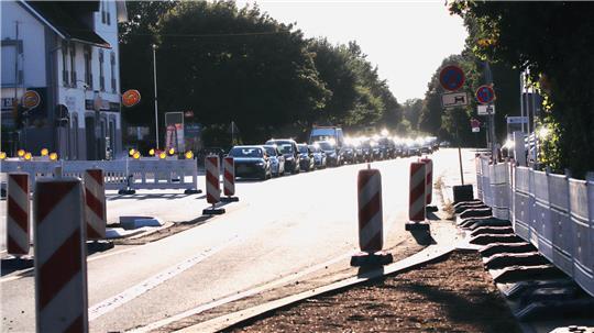 Die Umrisse der „Nase“ sind am Ortseingang Düdenbüttel fertig, die Bordsteine gesetzt. Eine Ampelschaltung leitet den Verkehr halbseitig an der Baustelle vorbei - noch weitaus länger als geplant.