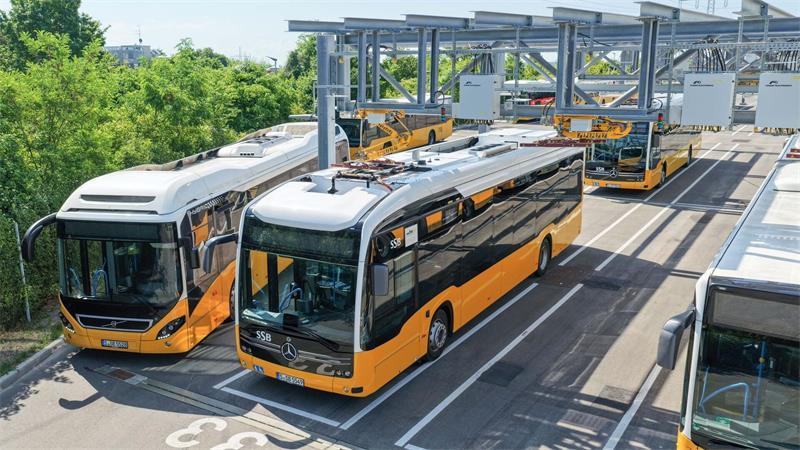 Weniger Geld für E-Busse - Branche warnt vor Folgen Die Umrüstung der Busflotten in Deutschland schafft einer Analyse zufolge Tausende Arbeitsplätze. (Archivbild)