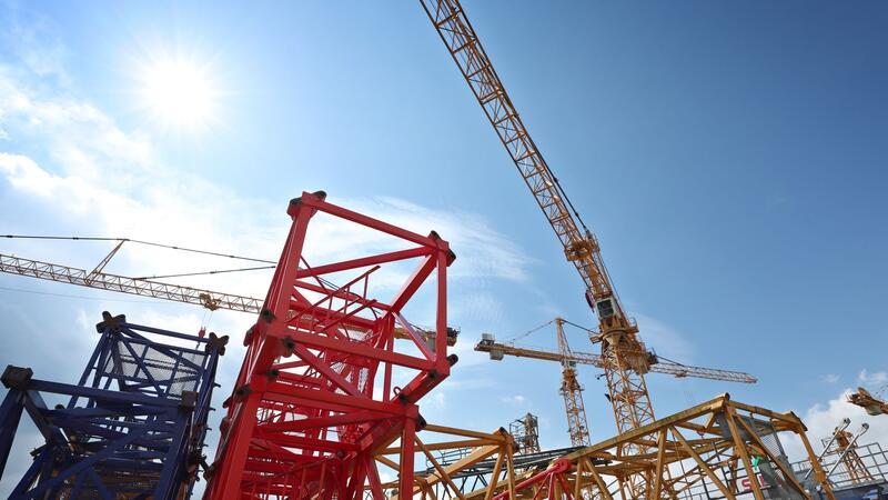Mehr Aufträge am Bau im Februar Die Umsätze im Bauhauptgewerbe lagen im Februar sowohl in realer als auch in nominaler Betrachtung über dem Niveau des Vorjahresmonats.