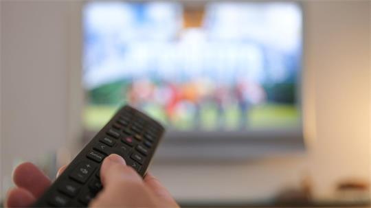 Die Umsätze mit klassischer Unterhaltungselektronik wie Fernsehern gehen in Deutschland weiter leicht zurück. (Archivbild)