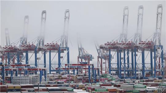Die Umschlagszahlen in Hamburger Hafen sind nach drei Jahren wieder gestiegen. (Archivbild) 
