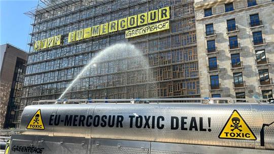 Die Umweltschützer von Greenpeace bringen ihren Unmut über das geplante EU-Mercosur-Abkommen zum Ausdruck.