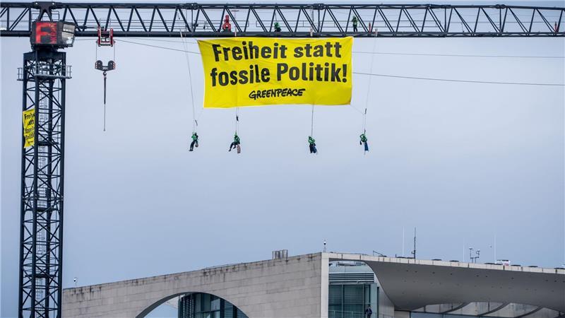 Die Umweltschutzorganisation Greenpeace machte mit einer Aktion vor dem Kanzleramt Druck.