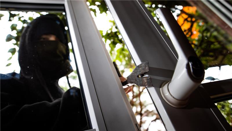 Die Unbekannten drangen über ein Fenster in die Bäckerei ein. (Symbolbild).