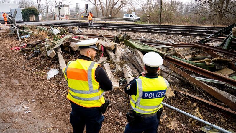 Die Unfallschäden an der Bahnstrecke werden am Wochenende weiter repariert.