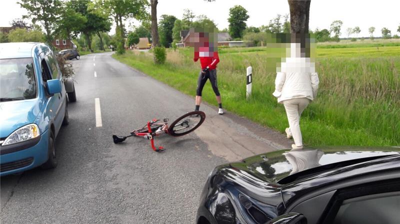 Die Unfallsituation auf der L 144 am 31. Mai, nachdem es zur Berührung zwischen dem Auto und dem Rennrad des Radfahrers (verpixelt) gekommen war. Foto: Bungert