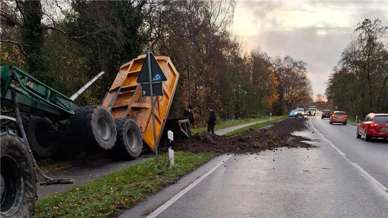Die Unfallstelle auf der B73 musste im Laufe des Vormittags gereinigt werden.