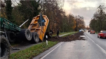 Die Unfallstelle auf der B73 musste im Laufe des Vormittags gereinigt werden.