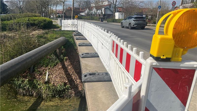 Die Unfallstelle - hier mit Blick Richtung Ortsmitte - ist mit Baken abgesichert und hat weder Einschränkungen für den Straßenverkehr noch für Fußgänger und Radverkehr zur Folge.