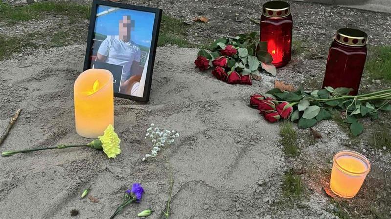 Nach tödlichem Unfall in Harsefeld: Spendenaufruf für Bruder und Familienvater Die Unfallstelle im Wiesenweg in Harsefeld. Freunde und Verwandte haben Blumen niedergelegt und Kerzen aufgestellt.
