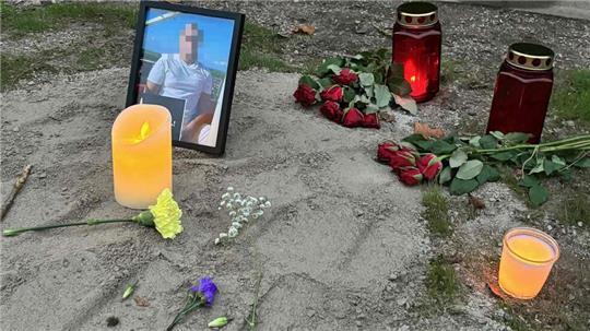 Die Unfallstelle im Wiesenweg in Harsefeld. Freunde und Verwandte haben Blumen niedergelegt und Kerzen aufgestellt.