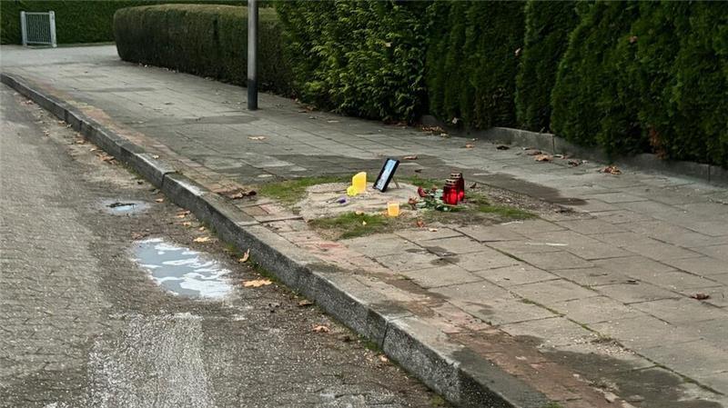 Die Unfallstelle im Wiesenweg in Harsefeld: Freunde und Verwandte haben Blumen niedergelegt und Kerzen aufgestellt.