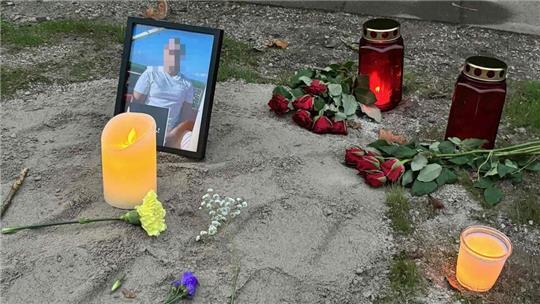 Die Unfallstelle im Wiesenweg in Harsefeld. Freunde und Verwandte haben Blumen niedergelegt und Kerzen aufgestellt.