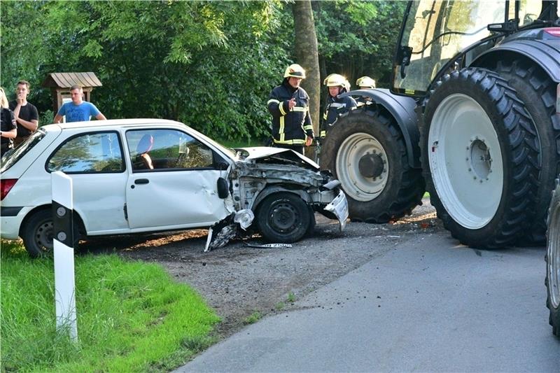 Die Unfallstelle in Asselermoor : Der Pkw ist schrottreif. Fotos: Beneke