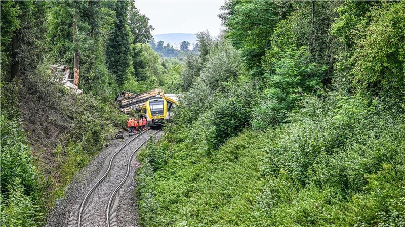 „Den Knall noch in den Ohren“: Zug entgleist nach Erdrutsch Die Unfallstelle ist umgeben von Hängen.