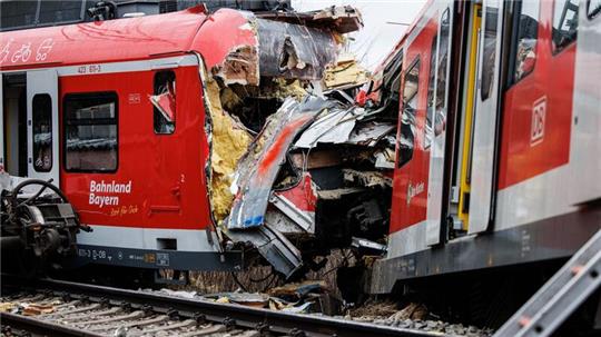 Die Unfallstelle mit zwei aufeinandergeprallten S-Bahnen in der Nähe des Bahnhofes Ebenhausen-Schäftlarn im Februar 2022.