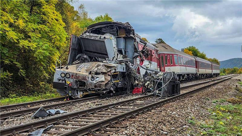 Viele Verletzte bei Zugkollision in der Slowakei Die Unfallstelle nach dem Zusammenstoß zweier Schnellzüge.
