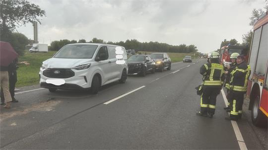 Die Unfallwagen in der Warteschlange in Wischhafen wurden aufeinandergeschoben.
