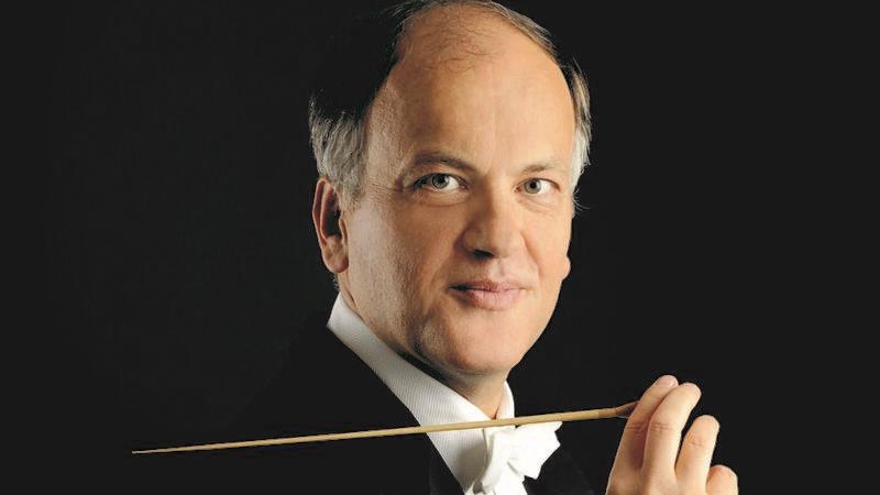 Die Ungarische Kammerphilharmonie tritt unter der Leitung von Dirigent Antal Barnas auf.