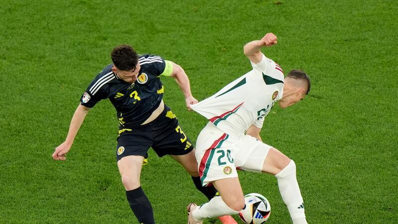 Die Ungarn um Roland Sallai (r) holten gegen Andrew Robertson und Schottland einen späten Sieg.