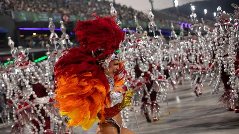 „Unidos do Viradouro“ gewinnt Wettbewerb beim Karneval Die „Unidos do Viradouro“ würdigte bei ihrem Auftritt die Stärke der schwarzen Frauen.