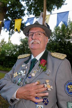 Zapfenstreich in Buxtehude: Das steckt hinter der Schützenfest-Tradition Die Uniform des Ehrenpräsidenten Hans-Jürgen Lindner zieren verschiedene Auszeichnung und Orden.