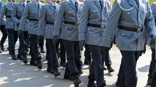 Die Uniformen der Bundeswehr sollen auf einen aktuelleren Stand gebracht werden. (Archivbild)