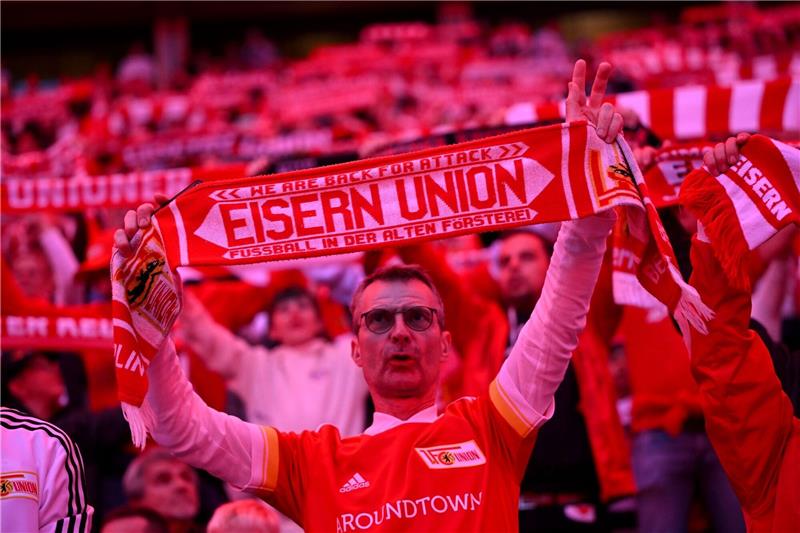 Die Union-Fans unterstützten ihre Mannschaft im Olympiastadion lautstark.
