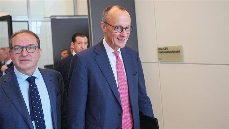 Die Union hat nach längerer Debatte entschieden, das umstrittene „Zustrombegrenzungsgesetz“ doch zur Abstimmung zu bringen.