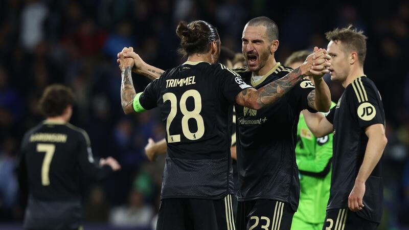 Mehrwert eines Punktes: Union hofft auf Wendepunkt Die Unioner Leonardo Bonucci (M) und Christopher Trimmel (l) feiern das Remis in Neapel.