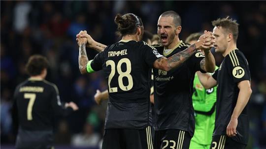 Die Unioner Leonardo Bonucci (M) und Christopher Trimmel (l) feiern das Remis in Neapel.
