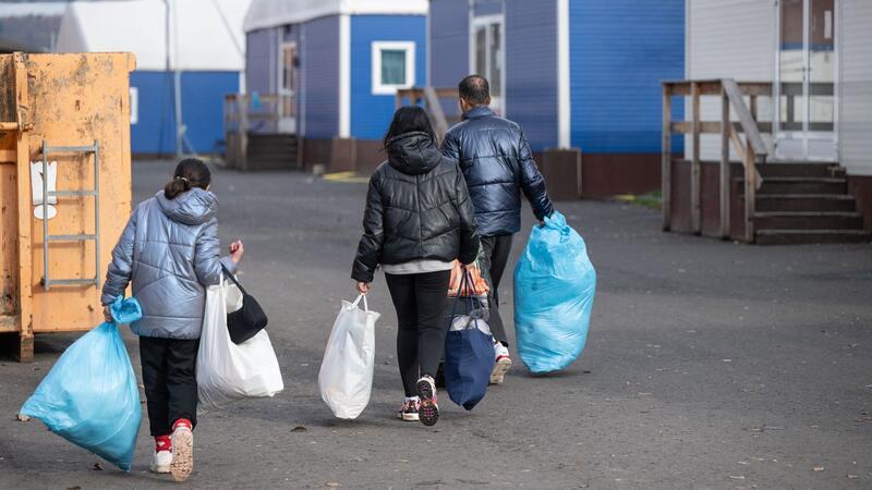 Was Bund und Länder in der Migrationspolitik ändern wollen Die Unterbringung einer größeren Zahl von Asylsuchenden in Gemeinden mit wenigen Einwohnern sorgt mancherorts für Spannungen.