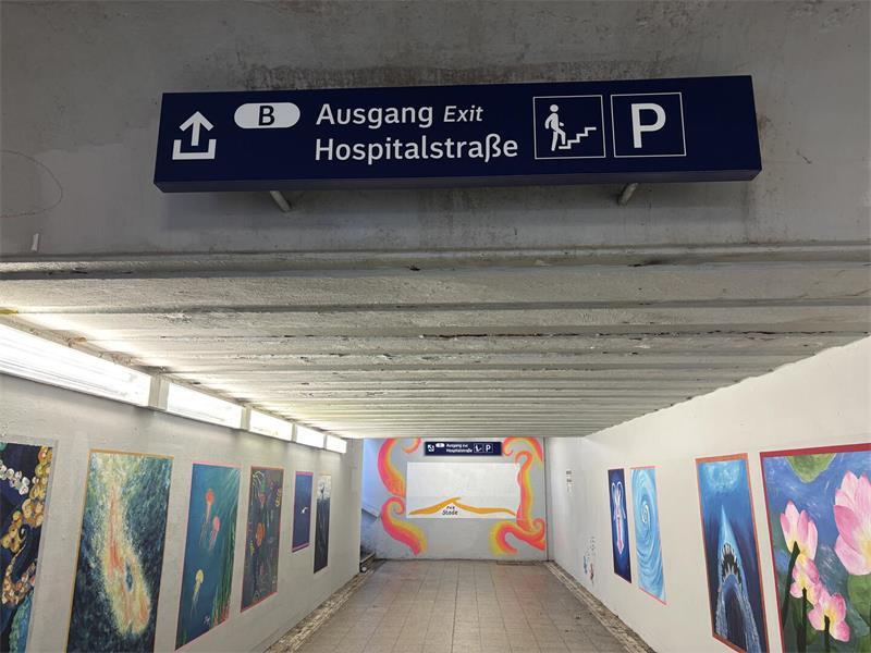 Die Unterführung ist dank der Waldorfschüler schön bunt. An der Decke blättert allerdings Farbe ab.