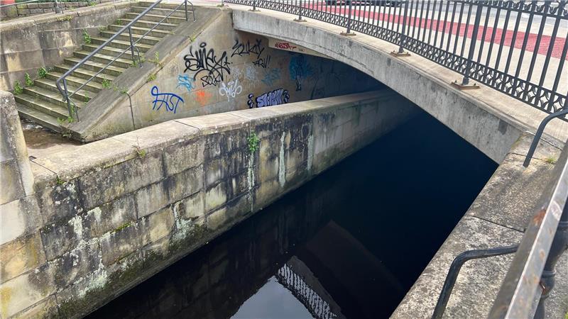 Die Unterführungen am Schiffertorkreisel, hier die Seite am Backeltrog, sollen zurückgebaut werden. Auf dem Wasser werden demnächst Stand-up-Paddler vorbeiziehen können.