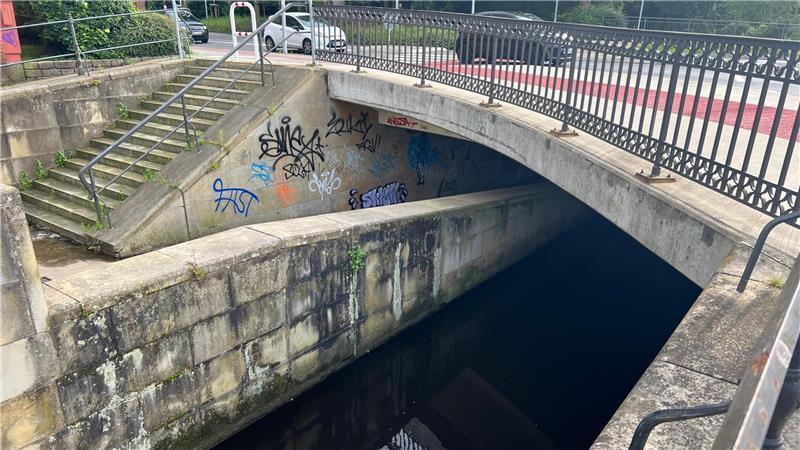 Die Unterführungen am Schiffertorkreisel, hier die Seite am Backeltrog, sollen zurückgebaut werden. Auf dem Wasser sollen demnächst Boote vorbeiziehen können.