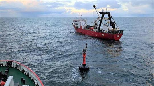Die Untergangsstelle der „Verity“, hier mit einem Vermessungsschiff vor Ort, befindet sich südwestlich vor Helgoland in einer Wassertiefe von etwa 37 Metern. 